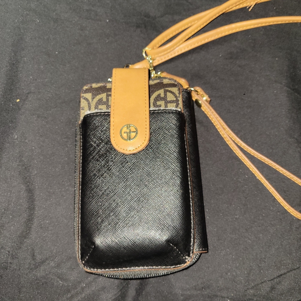 Giani Bernini wristlet with shoulder strap